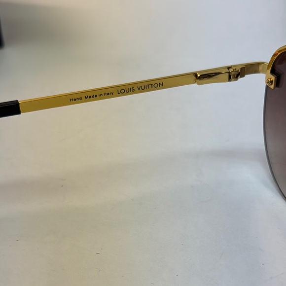 Like new women’s Louis Vuitton Gold and Brown aviator Sunglasses Reflective LV - Picture 5 of 7